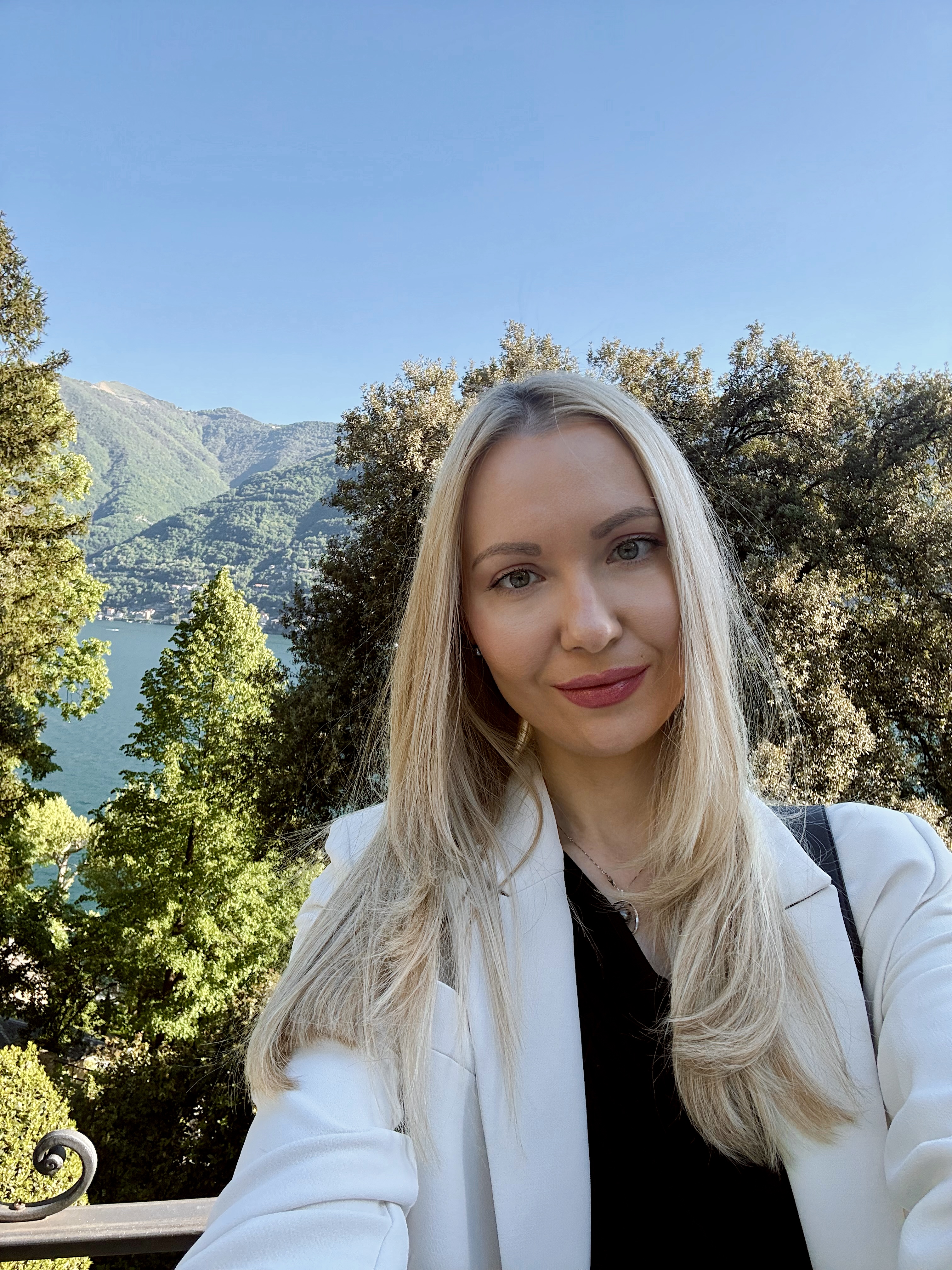 Julia, founder of Girls Travel Therapy, overlooking a lake